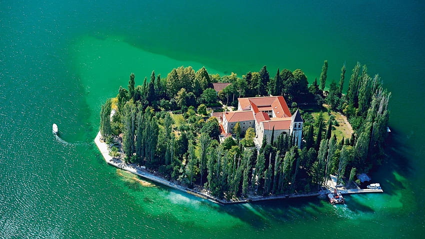 pulau indah di perairan hijau, pulau, perahu, pohon, air hijau, rumah besar Wallpaper HD