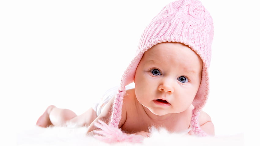 Yeux bleus bébé mignon est allongé sur un tissu de fourrure blanche portant un bonnet tricoté en laine rose mignon Fond d'écran HD