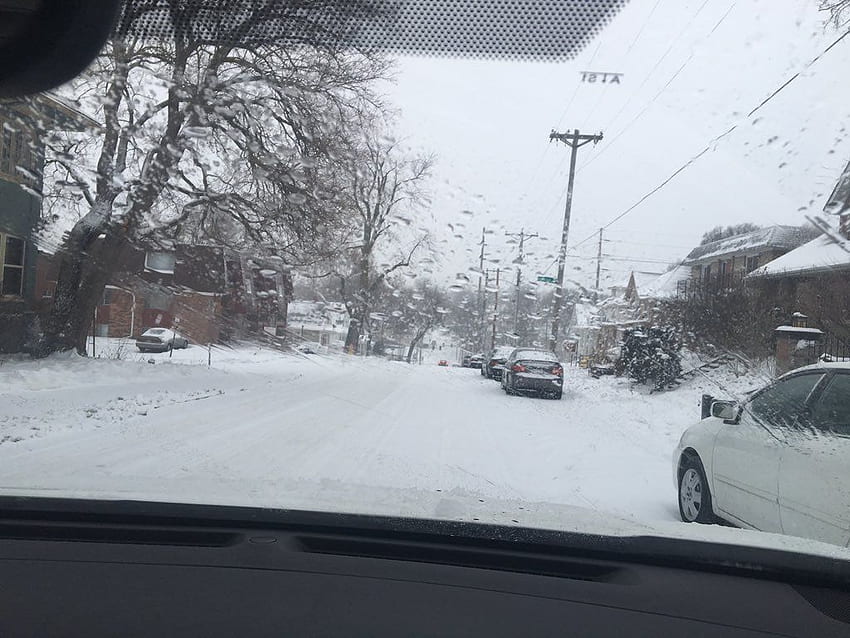 Lindsey Theis - La neige s'accumule dans le centre-ville de Midtown, Omaha Winter Fond d'écran HD