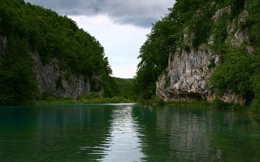 Lake and Large Rocks, azul, grande, lago, rocha, dia, reflexão, verde, nuvens, árvores, natureza, céu, penhasco, água, montanha papel de parede HD