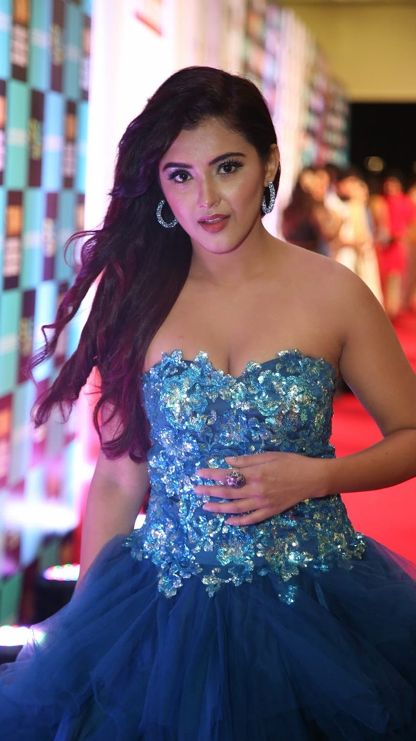Malavika Sharma, vestido azul Papel de parede de celular HD