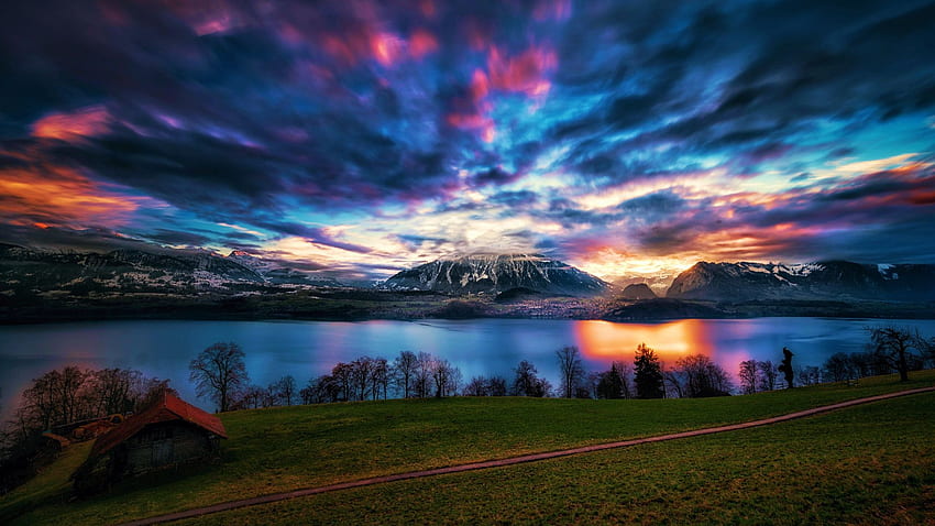 トゥーン湖、ベルナー アルプス、スイス、木々、雲、色、空、山、水、反射、日没 高画質の壁紙