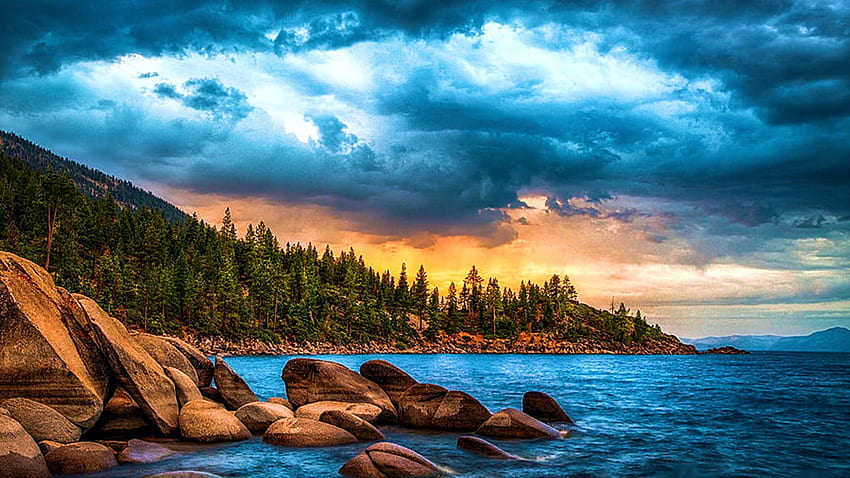 Um pôr do sol de verão no Lago Tahoe com um brilho luminoso no leste., Califórnia, cores, rochas, EUA, árvores, nuvens, céu, água, floresta papel de parede HD