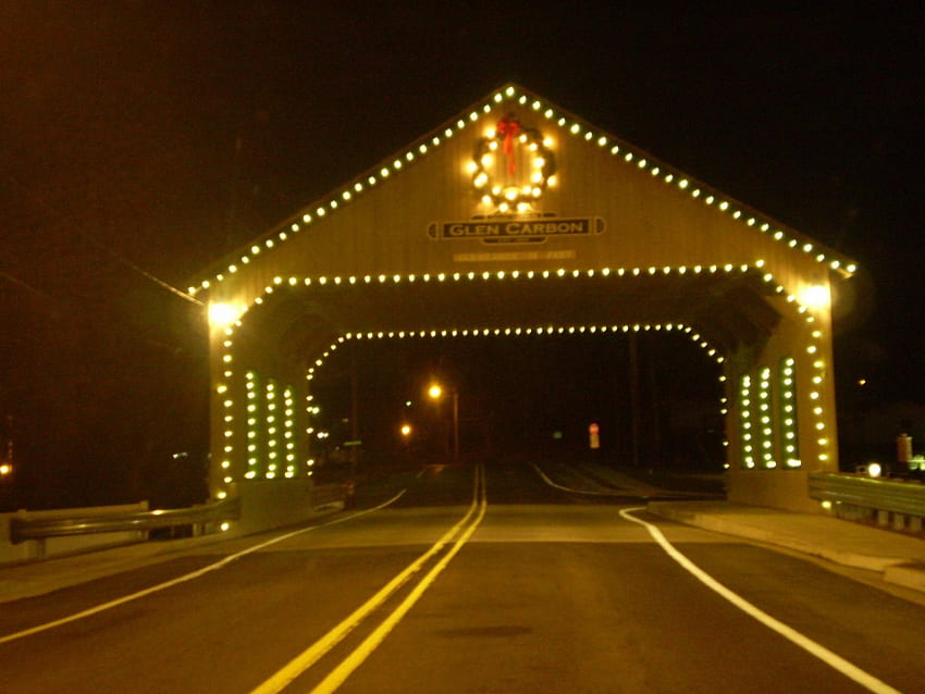 Eine überdachte Brücke beleuchtet, Winter, Lichter, überdachte Brücke, Weihnachten HD-Hintergrundbild