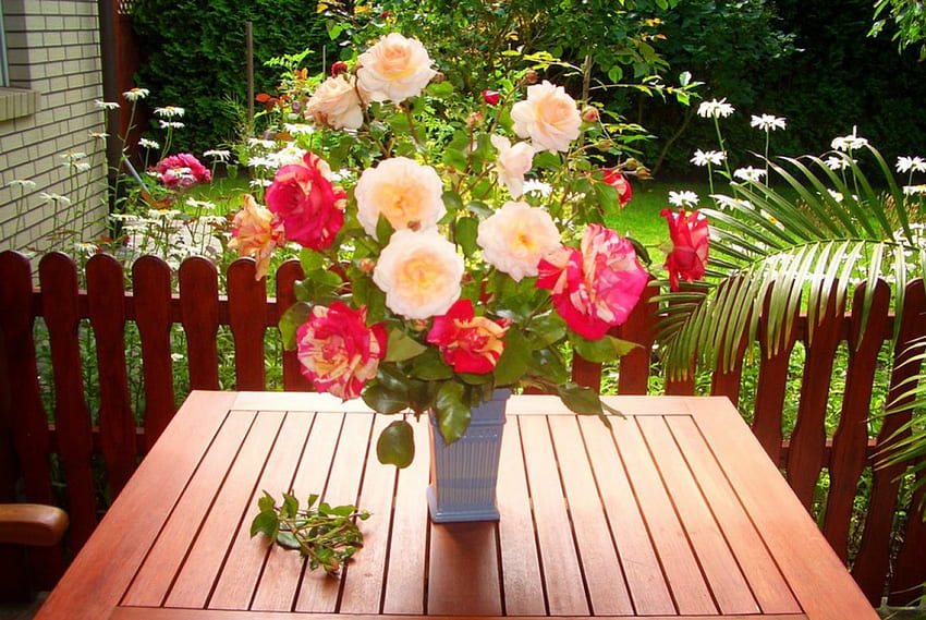 Bukiet kwiatów ogrodowych, kolorowy, rośliny, przytulny, zapach, patio, podwórko, stół, róże, dom, ogród, wazon, piękny, lato, martwa natura, ładny, świeżość, zapach, kwiaty, harmonia, dom Tapeta HD