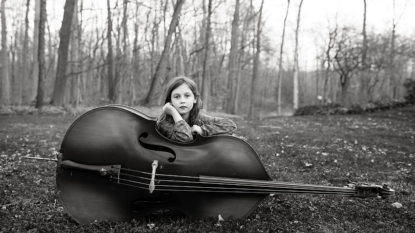 귀여운 어린 소녀의 흑백은 흐림 숲 배경 귀여운 더블 베이스 Octobass와 함께 앉아 있다 HD 월페이퍼