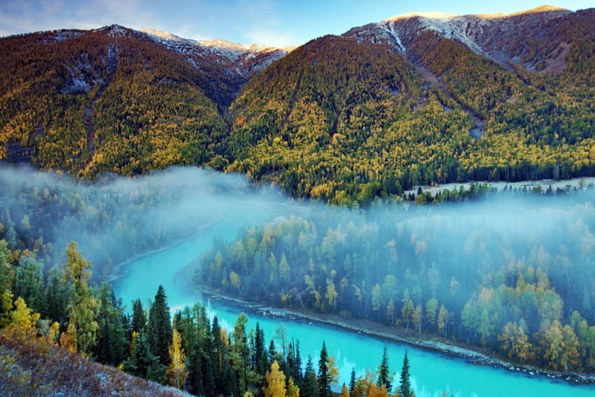 หมอกยามเช้า แม่น้ำ ประเทศจีน ยอดเขาที่ปกคลุมด้วยหิมะ สวย พระอาทิตย์ขึ้น เขตอนุรักษ์ธรรมชาติ ต้นไม้ น้ำสีฟ้าคราม ภูเขา ป่า วอลล์เปเปอร์ HD