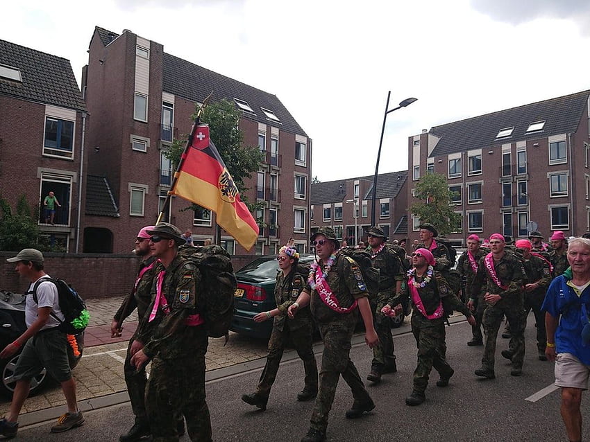 Soldados alemães mostrando apoio à comunidade LGBT durante o 4daagse, Quota Gay Rainbow Flag papel de parede HD