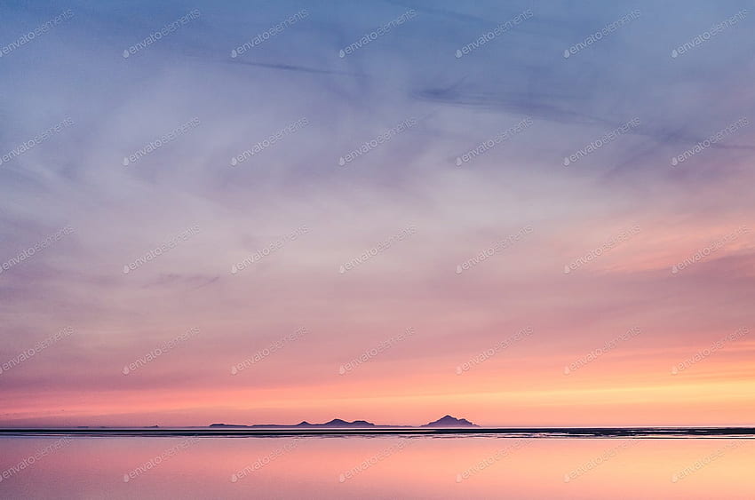 matahari terbenam yang indah di atas danau, latar belakang sederhana oleh mdurinik di Envato Elements, Simple Sunset Wallpaper HD