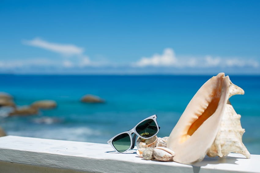 Vacanze estive, mare, sole, estate, conchiglie, occhiali, vacanza, spiaggia Sfondo HD