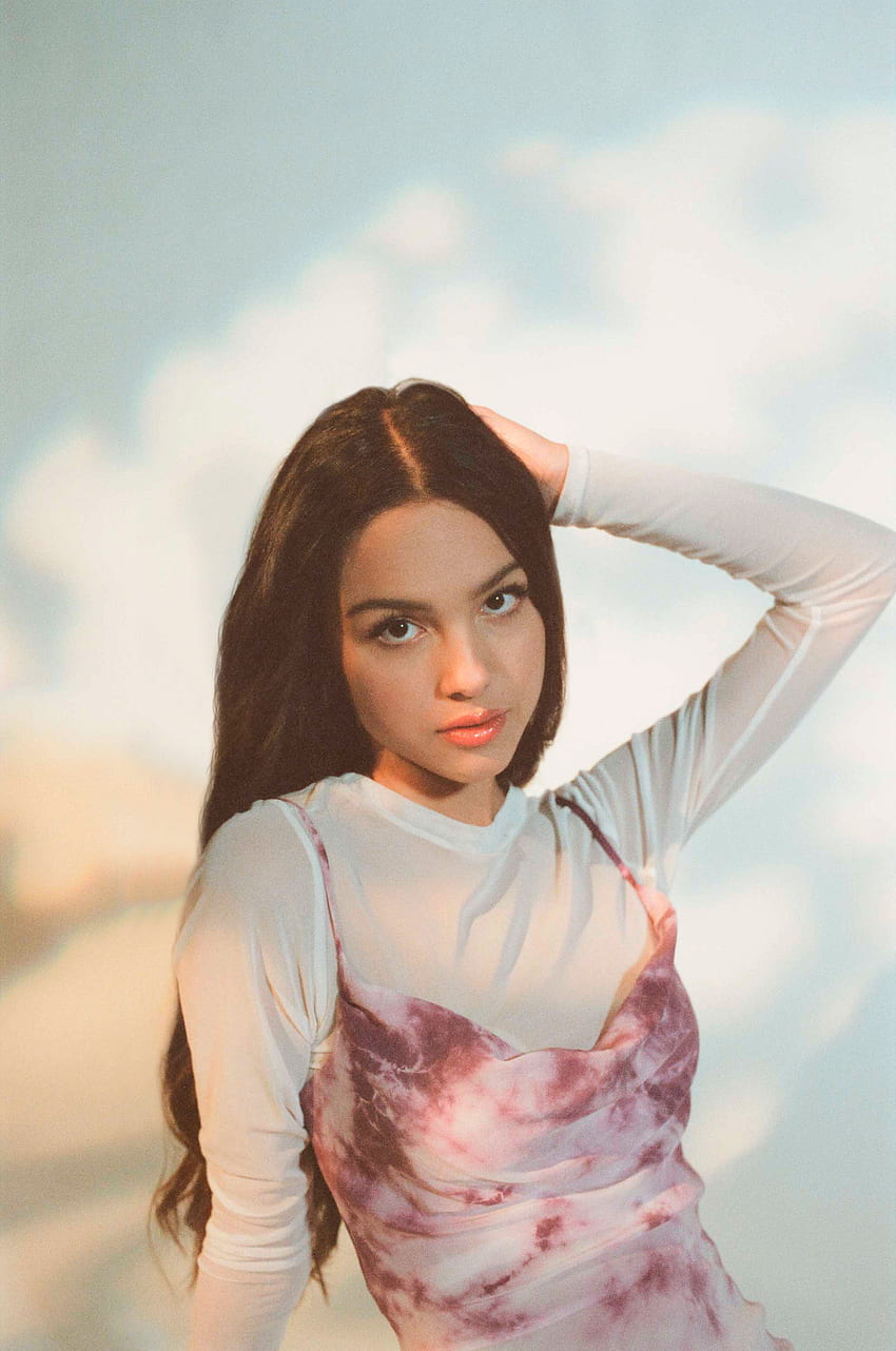 Olivia Rodrigo, nuage, cheveux, chanteuse américaine Fond d'écran de téléphone HD