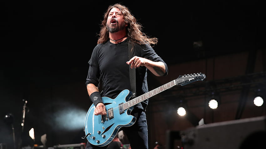 Foo Fighters'dan Dave Grohl'un Bir Bira İçtikten Sonra Sahneden Düşüşünü İzleyin. Revolver HD duvar kağıdı