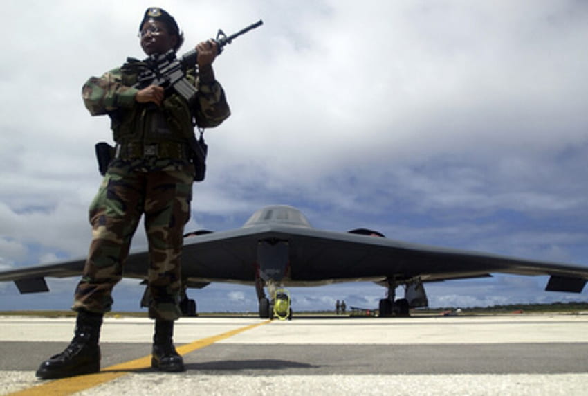 Air Force Airman Keundra McFadden Guards A B 2 Spirit Bomber, Sri Lanka Air Force HD wallpaper