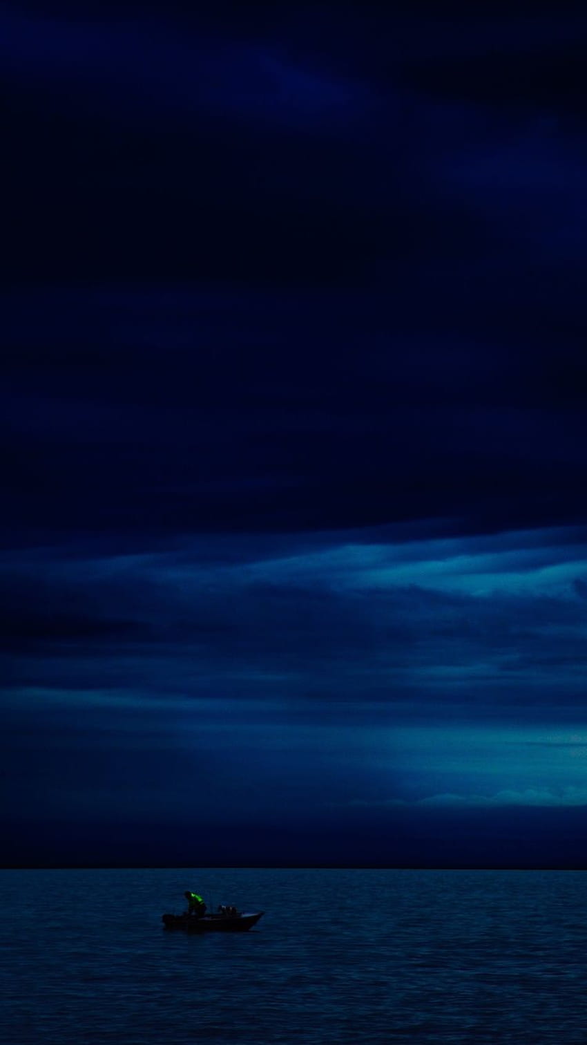 Dark Evening Blue Cloudy Alone Boat In Ocean iPhone 6, iPhone 6S, iPhone 7 ,, Latar Belakang, dan wallpaper ponsel HD