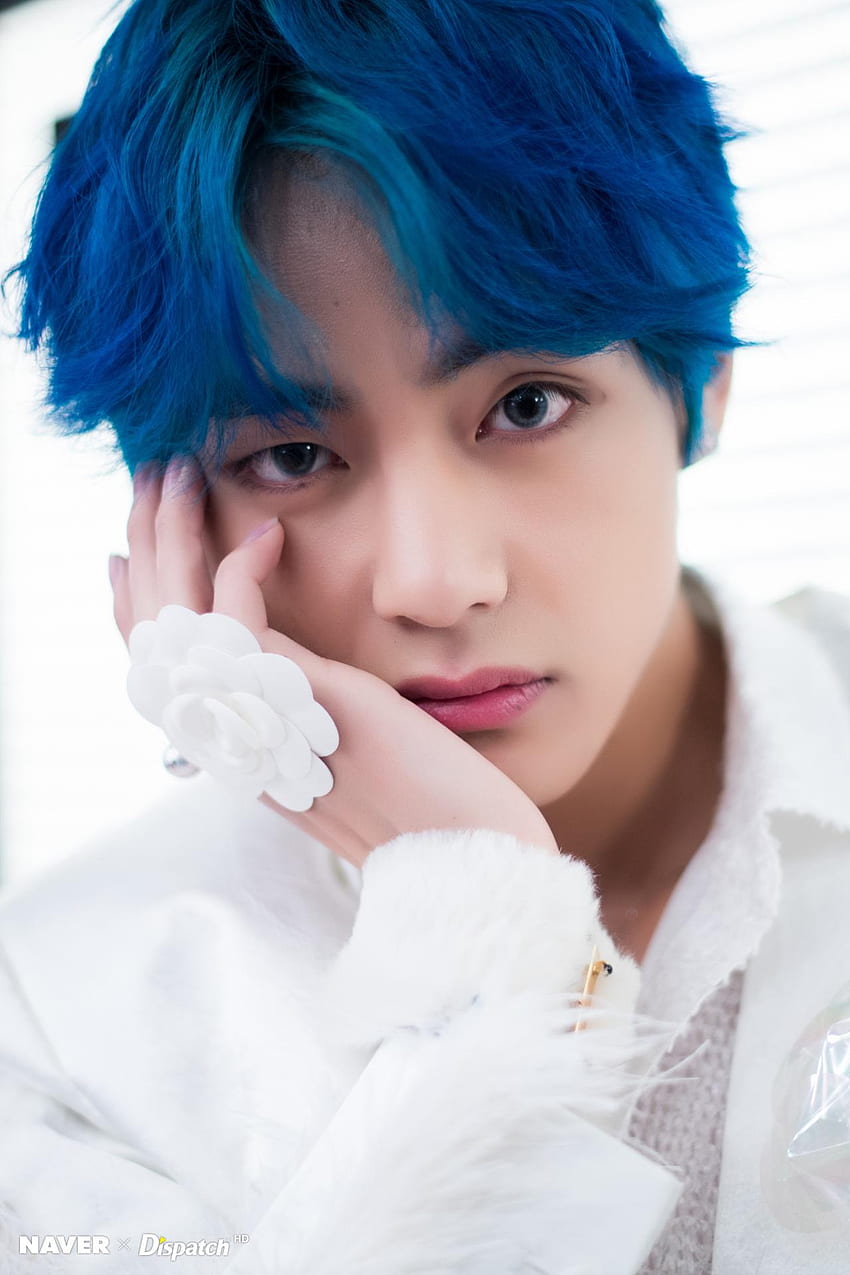V (BTS) - Der visuelle König, der in blauen Haaren strahlt, Taehyung Blue Hair HD-Handy-Hintergrundbild