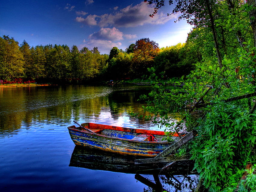 Łódź w lustrzanych wodach, rzeka, łódź, spokojna, samotna, jezioro, lato, odbicie, chmury, drzewa, natura, wody, niebo, spokój, staw Tapeta HD