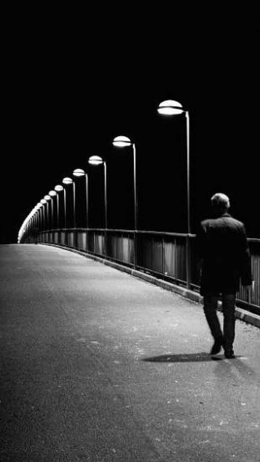 Postawa samotnego chłopca, nocny spacer, samotność Tapeta na telefon HD