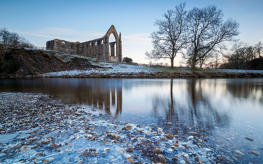 Bolton Abey ในอังกฤษ สหราชอาณาจักร ฤดูหนาว ต้นไม้ ทะเลสาบ ซากปรักหักพัง วอลล์เปเปอร์ HD