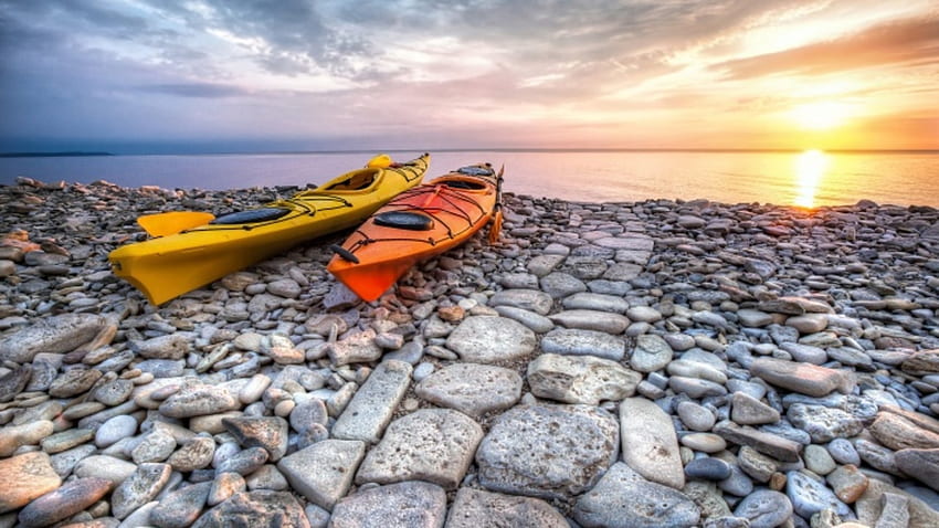 Matahari terbenam di Danau, batu bulat, perahu, awan, langit, matahari Wallpaper HD