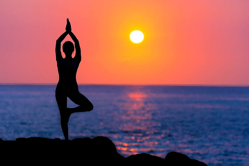 Siluetta della persona che fa yoga vicino allo specchio d'acqua ·, tramonto di yoga Sfondo HD