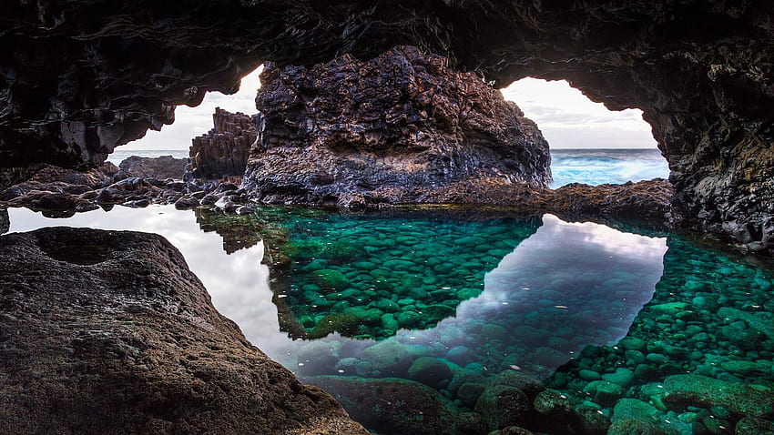Пещера в Charco Azul на El Hierro на Канарските острови. Канарче HD тапет