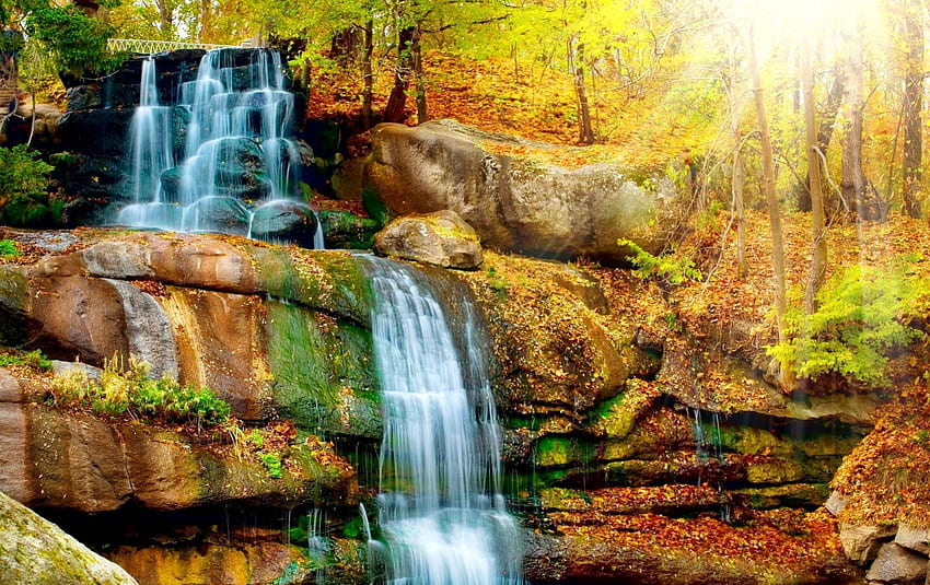 Wodospad oświetlony jesiennym słońcem, promienie, światło słoneczne, poświata, kolory, ładny, sezon, połysk, kaskady, jesień, upadek, piękny, skały, park, kamienie, spadanie, liście, wodospad, natura, piękny, las, liście Tapeta HD