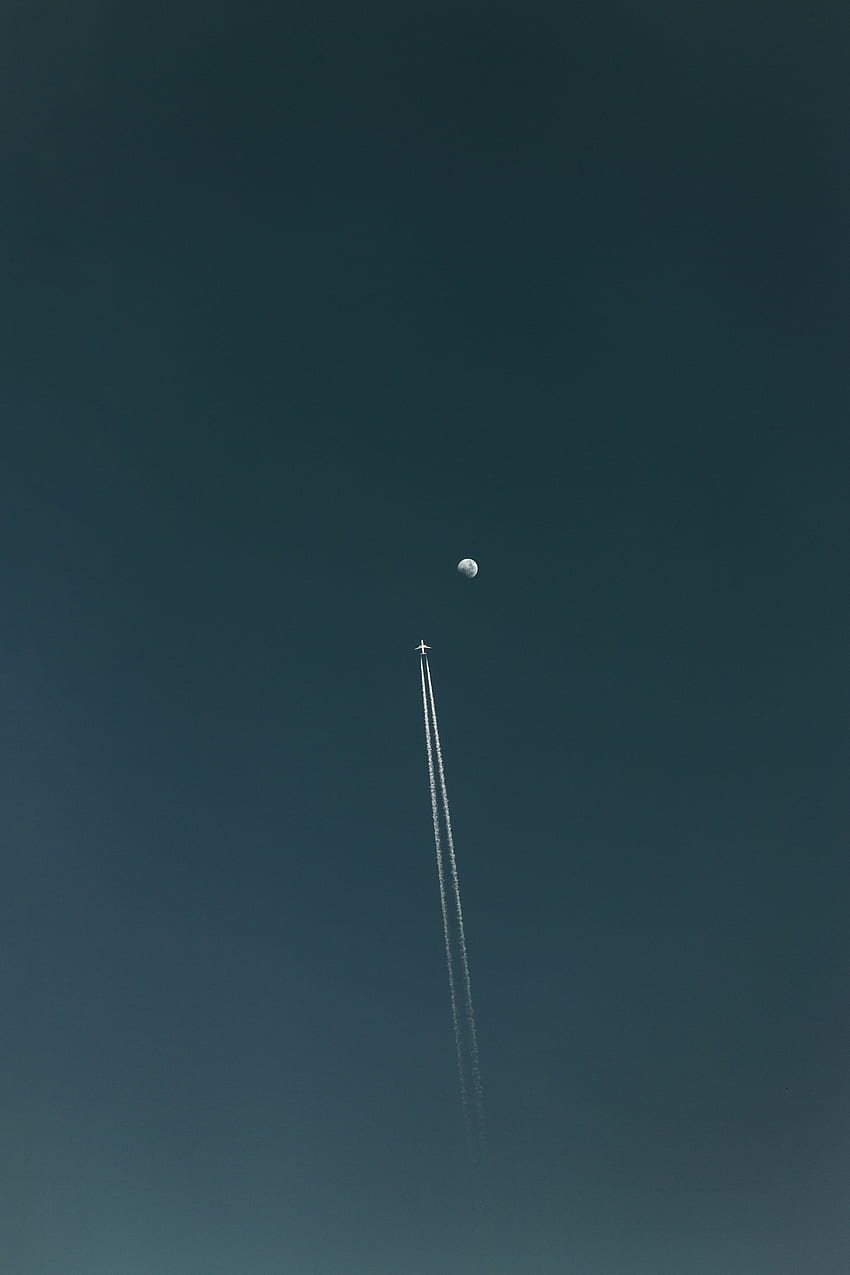 Niebo, księżyc, minimalizm, lot, samolot, samolot, tor, ślad Tapeta na telefon HD