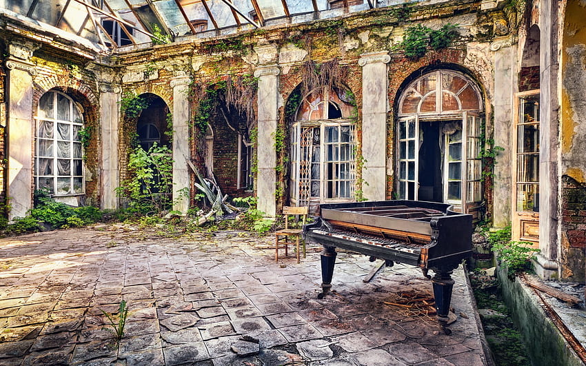 破壊された部屋、古いピアノ、放棄された建物、覚悟を持って。 高品質 高画質の壁紙
