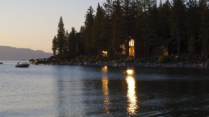 湖の家の窓に反射する朝日、反射、ボート、家、森、湖、日の出 高画質の壁紙