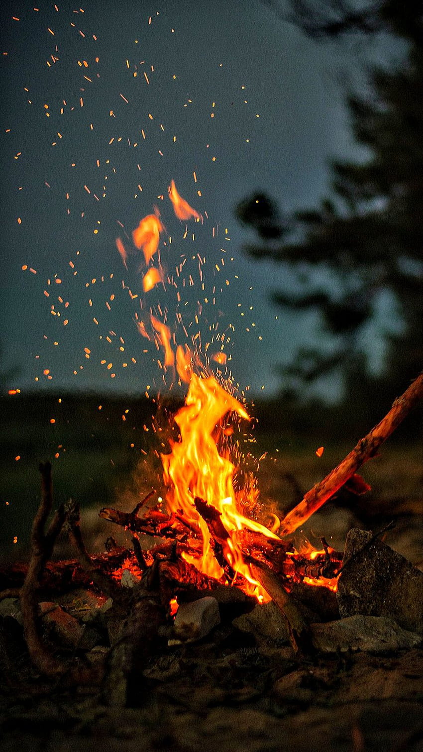Fire Flames Night Sky Ultra Mobile en 2021. Camping , iphone love, Fall, Autumn Fire fondo de pantalla del teléfono