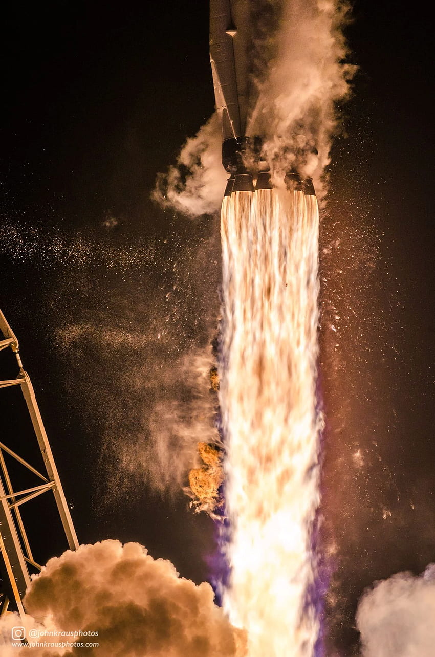 지난주에 50번째 비행을 하는 동안 Falcon 9의 Merlin 1D 엔진을 확대 으로 촬영했습니다. : 공간. 우주 예술, 우주 비행, 우주 나사, 로켓 엔진 HD 전화 배경 화면