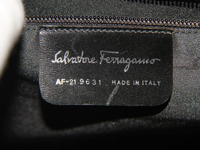 Authentic Salvatore Ferragamo black leather shoulder bag. Connect Japan ...