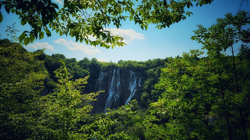 Park Plitwicki z wszędzie widać wodospady, jeziora, drzewa, niebo, woda, Chorwacja Tapeta HD