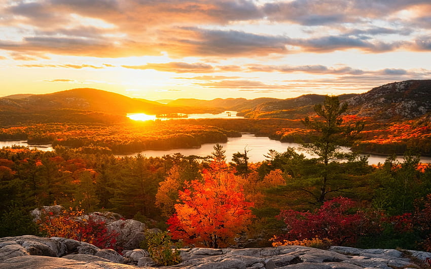 Jesień w Ontario w niesamowitym! Killarney Provincial Park, Ontario, wzgórza, niebo, słońce, upadek, chmury, drzewa Tapeta HD