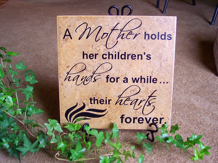 Майка държи ръцете на децата си, детска ръка, майка, послание, любов HD тапет