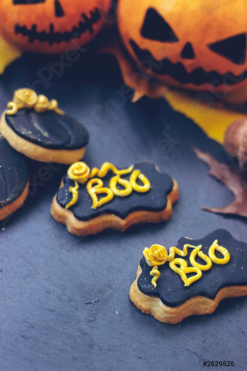 Halloween gingerbread cookies on dark background, with halloween mini pumpkins HD phone wallpaper