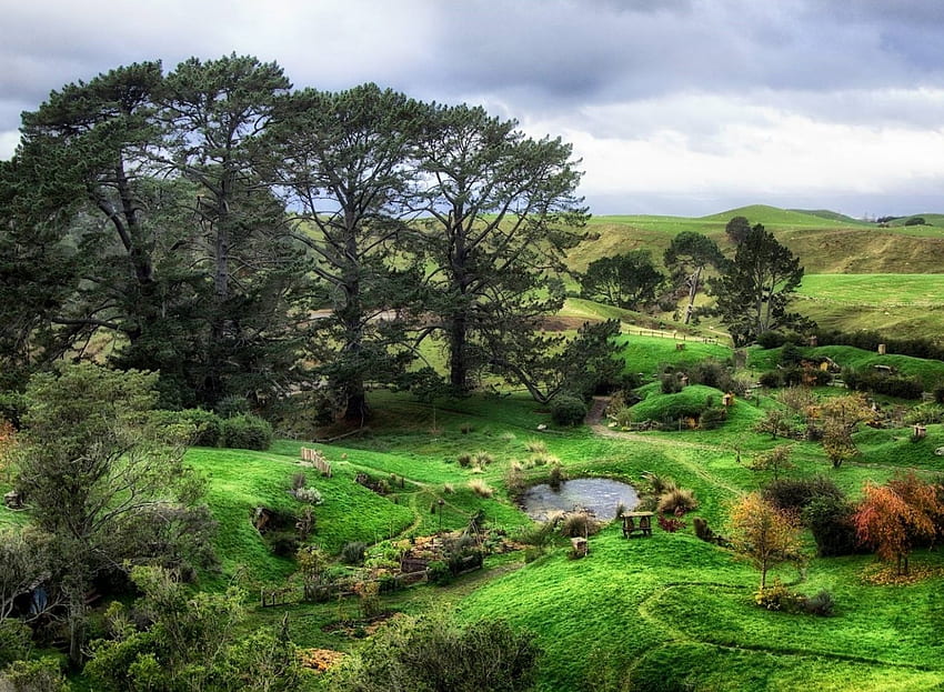 Hobbit-Grafschaft, Fantasie, Zaun, Bäume, Garten, Teich HD-Hintergrundbild