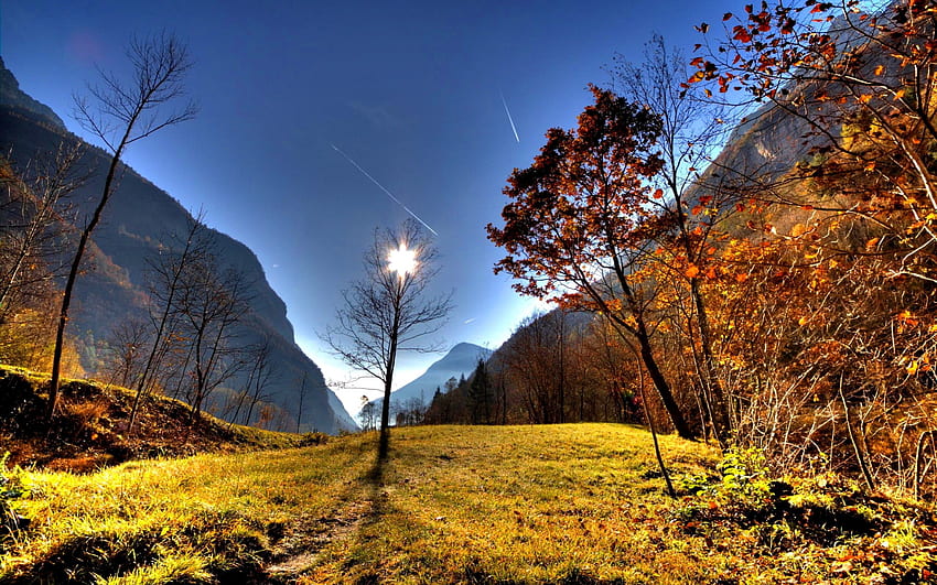 Планинско слънце, слънчево, цветно, блясък, цветове, хубаво, ярко, блясък, есен, слънце, склонове, падане, красиво, трева, планина, листа, скали, красиво, светлина, облаци, природа, небе, прекрасен, зеленина HD тапет