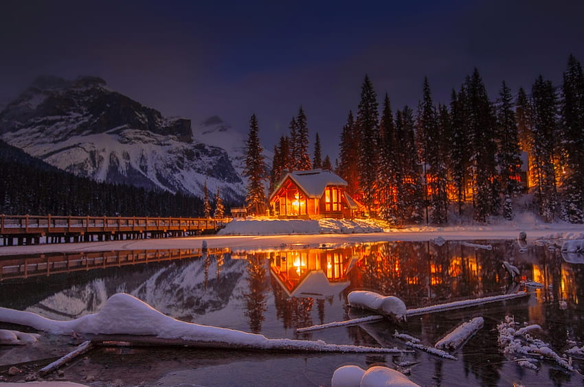 บ้านริมทะเลสาบในคืนฤดูหนาว คืนฤดูหนาว บ้านสวย แสงสะท้อน ภูเขา ทะเลสาบ หิมะ แสงไฟ วอลล์เปเปอร์ HD