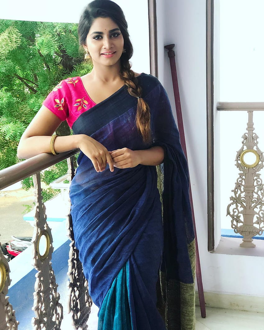 Serienschauspielerin Shivani Narayanan Beautiful In Blue Saree Stills. Neueste indische Hollywood-Film-Updates, Online-Branding und Schauspielerin-Galerie HD-Handy-Hintergrundbild