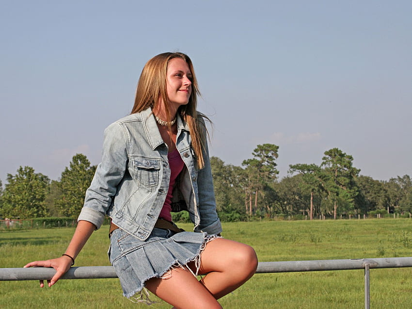 Cowgirl On A Fence, Zäune, Stil, Spaß, Bauernhof, Land, Cowgirls, Mode, Outdoor, Ranch, Felder, Bäume, Mädchen, Models, Western, weiblich HD-Hintergrundbild