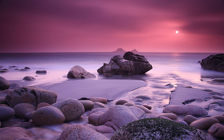 Puesta de sol en la playa rosa. Costa rosa del atardecer fondo de pantalla