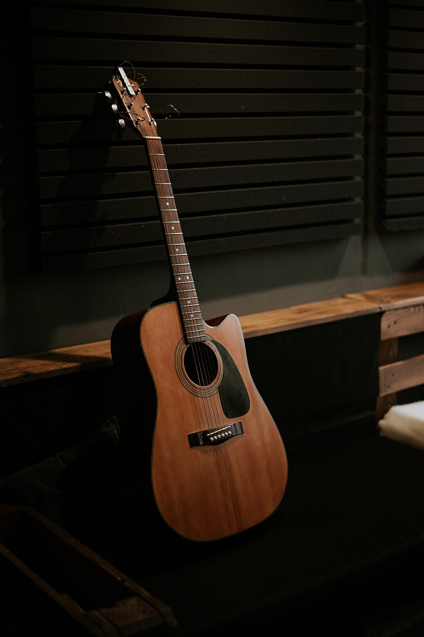 Guitarra Acústica en Cuarto Oscuro · Stock , Guitarra Acústica Martin fondo de pantalla del teléfono