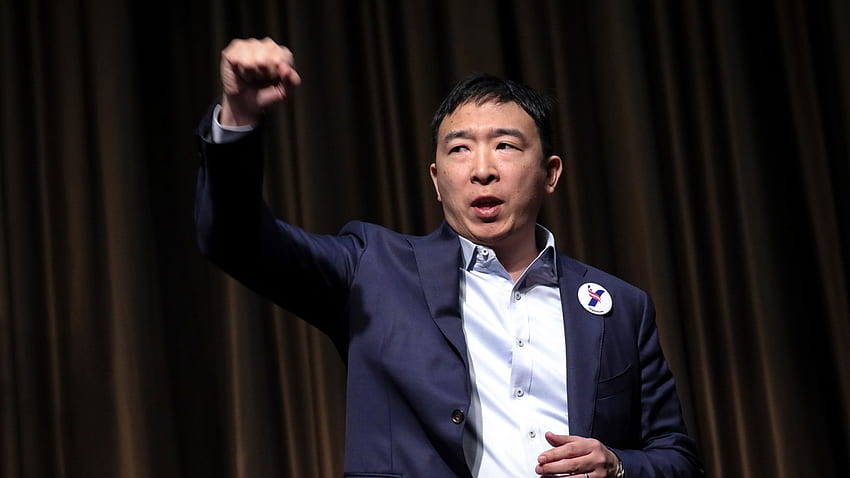 El candidato presidencial Andrew Yang le da a 10 personas $ 1K al mes fondo de pantalla