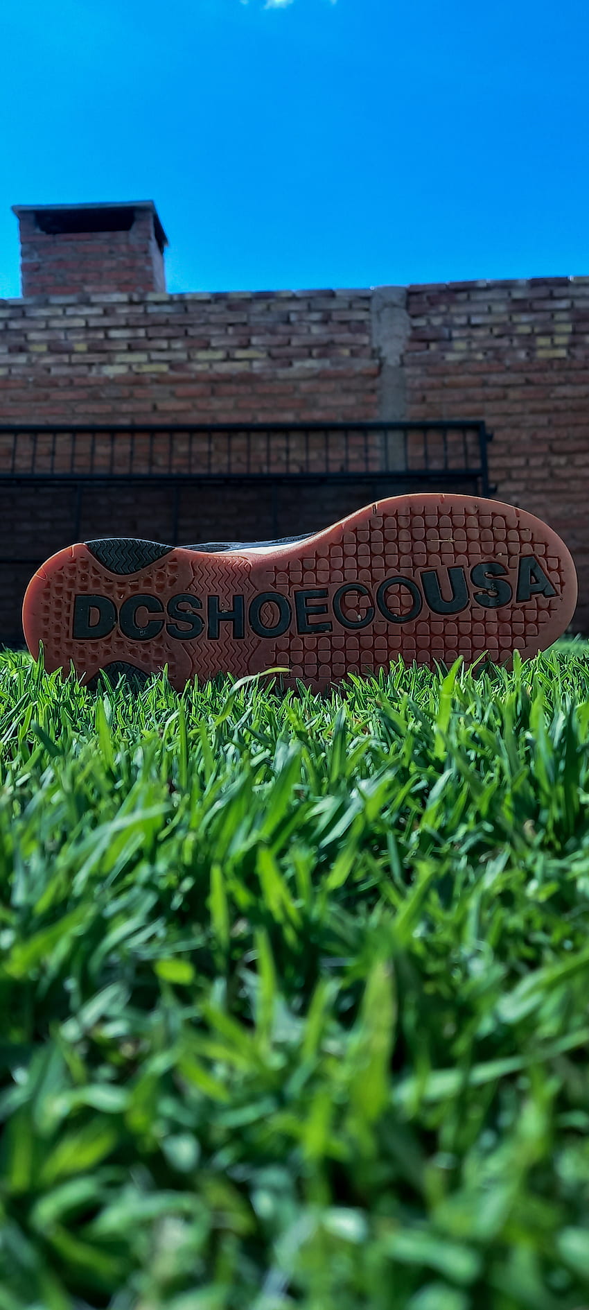 Dcshoes, тухлена зидария, трева, улица, обувки, dc HD тапет за телефон