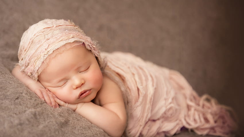 Güzel Yeni Doğan Bebek Kız Kürk Kumaş Üzerinde Uyuyor Şirin HD duvar kağıdı