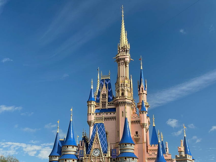 Đấng sau sự hoàn hảo của lâu đài Cinderella chính là bàn tay tài hoa của các nghệ sĩ họa sĩ. Với việc sơn mới lại cùng những công nghệ tiên tiến, ngôi lâu đài đang trở nên rực rỡ và long lanh hơn bao giờ hết. Hãy chiêm ngưỡng bức ảnh này để hiểu thêm về quá trình sửa chữa đằng sau tình tiết thần tiên trên màn ảnh.