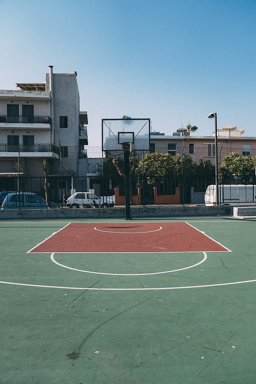: tagsüber leerer Basketballplatz im Freien, Sport, Architektur, Basketball-Landschaft HD-Handy-Hintergrundbild
