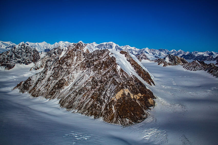Día soleado, montañas, glaciar, gran altitud. fondo de pantalla