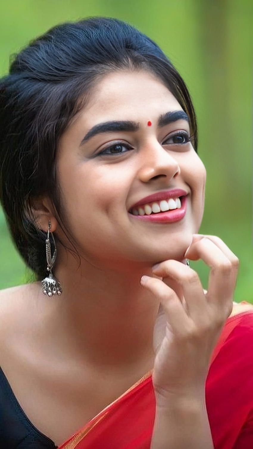 Siddhi Idnani Cute Smile Look Saree Images Gorgeous Wallpapers For Smart  Phone